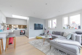Sleek & Spacious 2BD Flat - Clapham